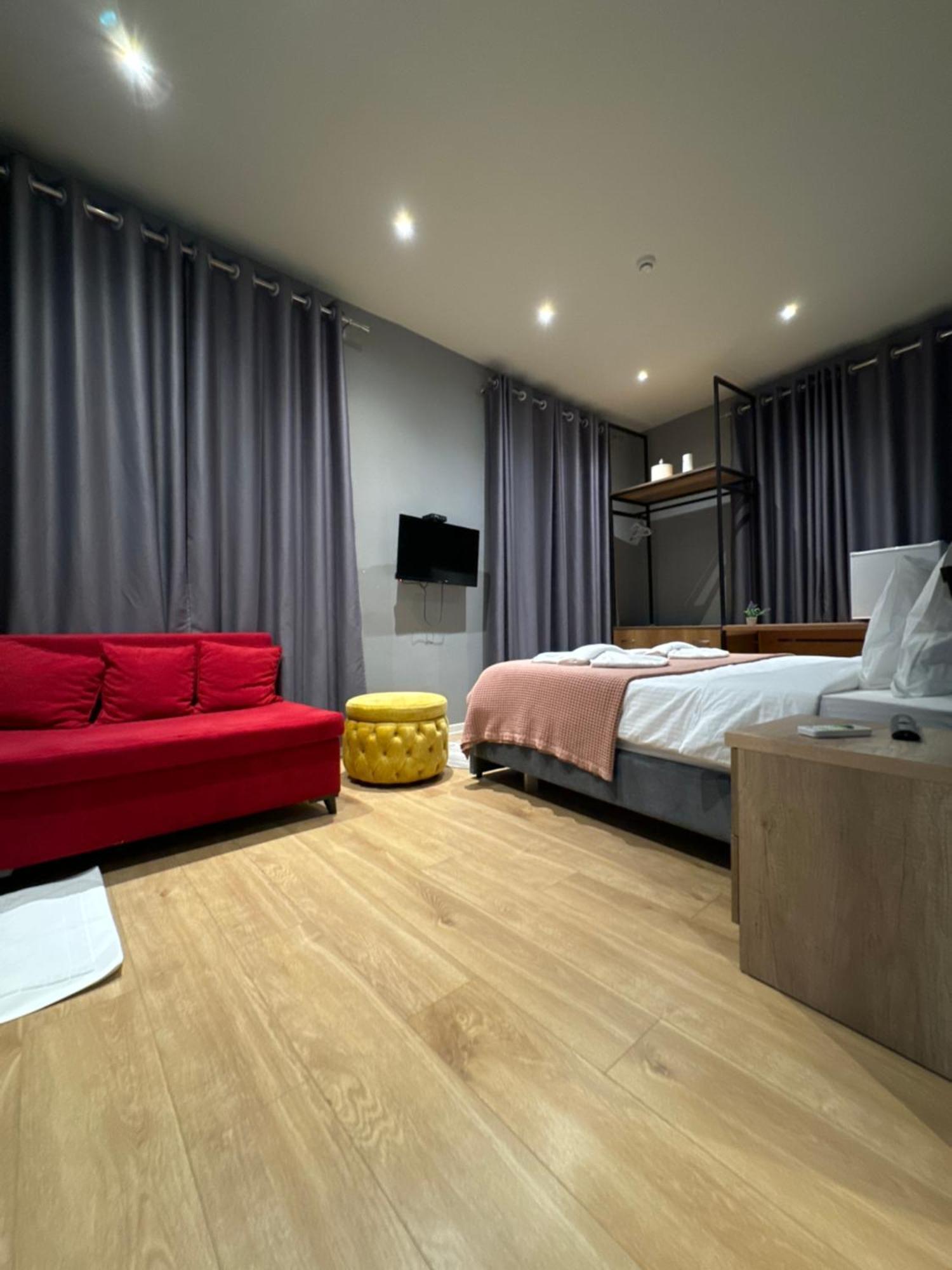 Hotel Tirona Тирана Екстер'єр фото